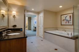 32nd Flr MGM Signature 1Bed| Mtn View| No Fee - Image 3