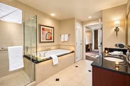 7th Flr MGM Signature 1Bed| Strip View| - Image 2